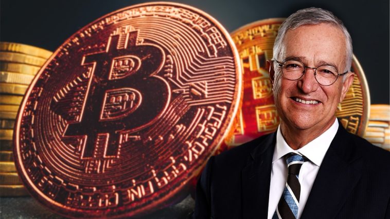 Ricardo Salinas smiling with bitcoins behind him