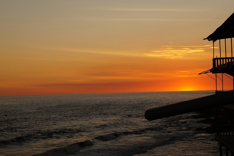 El Zonte, the afternoon falls on a similar beach town.