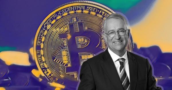 Billionaire Ricardo Salinas Pliego in front a bitcoin